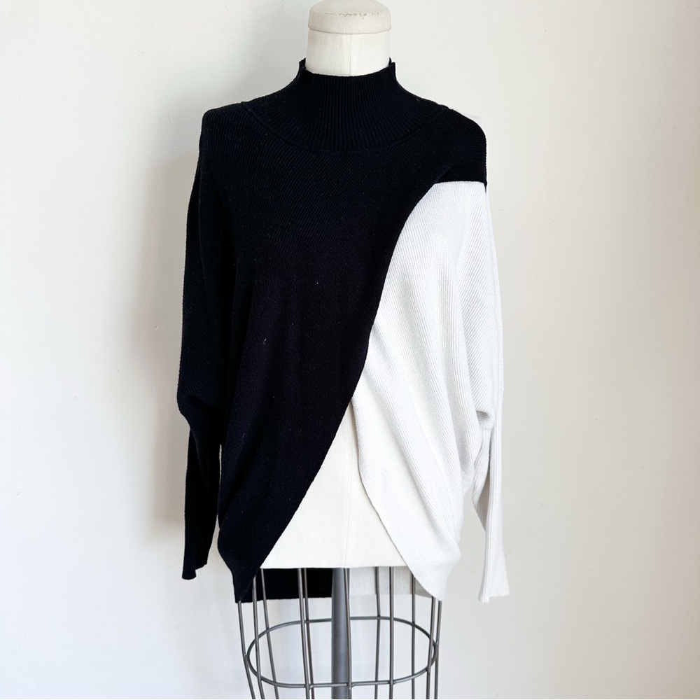 ⭐️3/$30⭐️ (bundle deal) Black & White Open Front Sweater